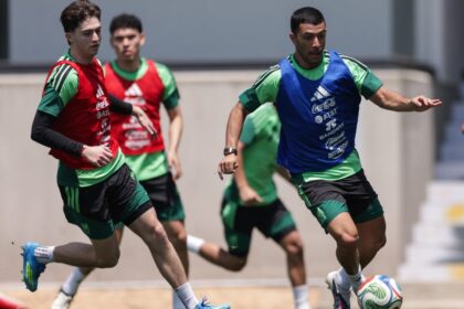Gilberto Rafael Mora Zambrano, destacado joven del fútbol mexicano, cautiva en su presentación mediática con la selección nacional.