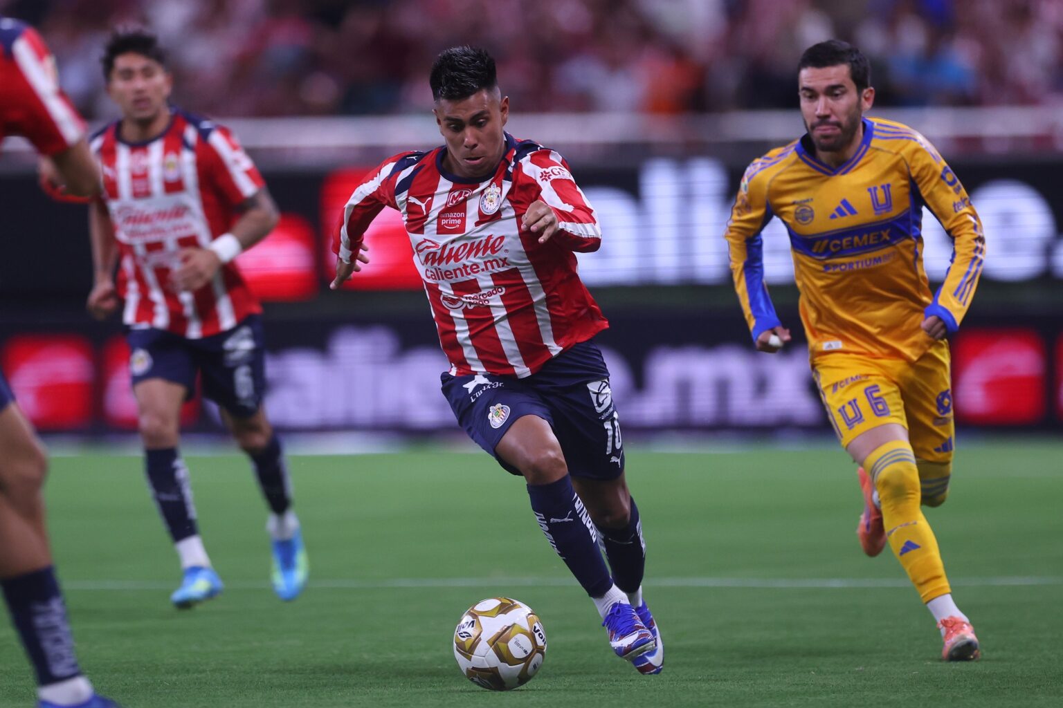 La emocionante remontada de Chivas ante Tigres los lleva a las Semifinales con un marcador global de 3-3.