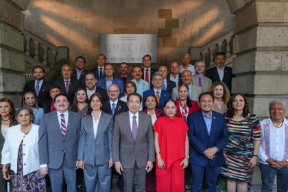 Mario Delgado convoca a secretarios de educación para definir el nuevo calendario escolar en todo el país.