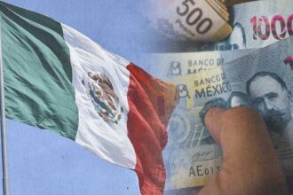 La calificación negativa de S&P refleja el bajo crecimiento y la presión fiscal en México, afectando su economía.