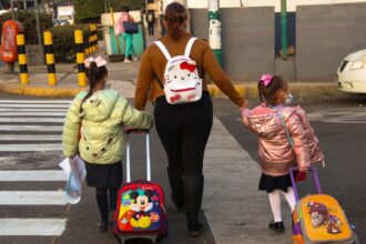 La decisión de la SEP afecta a millones de madres trabajadoras que enfrentan un prolongado periodo vacacional escolar.