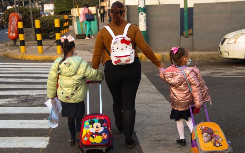 La decisión de la SEP afecta a millones de madres trabajadoras que enfrentan un prolongado periodo vacacional escolar.