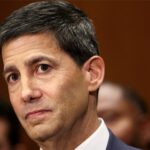 Kevin Warsh toma el mando de la Fed, aportando su experiencia financiera y liderazgo en tiempos de crisis económica.