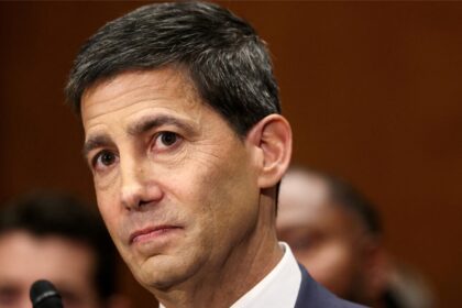 Kevin Warsh toma el mando de la Fed, aportando su experiencia financiera y liderazgo en tiempos de crisis económica.