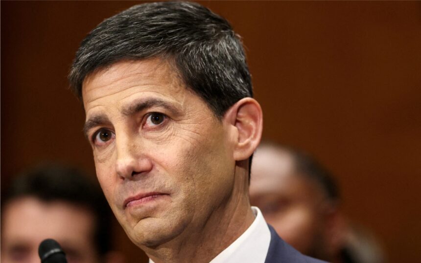 Kevin Warsh toma el mando de la Fed, aportando su experiencia financiera y liderazgo en tiempos de crisis económica.