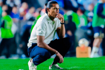 Cruz Azul y Pumas se enfrentaron en un duelo donde las oportunidades no se tradujeron en goles, resultando en un empate.