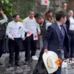 Aficionados del equipo japonés se agrupan en San Pedro, desafiando la lluvia para dar la bienvenida a sus futbolistas.