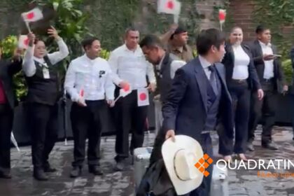 Aficionados del equipo japonés se agrupan en San Pedro, desafiando la lluvia para dar la bienvenida a sus futbolistas.