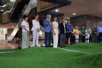 La instalación artística Canchas Desiguales en Monterrey invita a una reflexión sobre la adaptación y el juego.