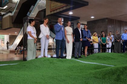 La instalación artística Canchas Desiguales en Monterrey invita a una reflexión sobre la adaptación y el juego.