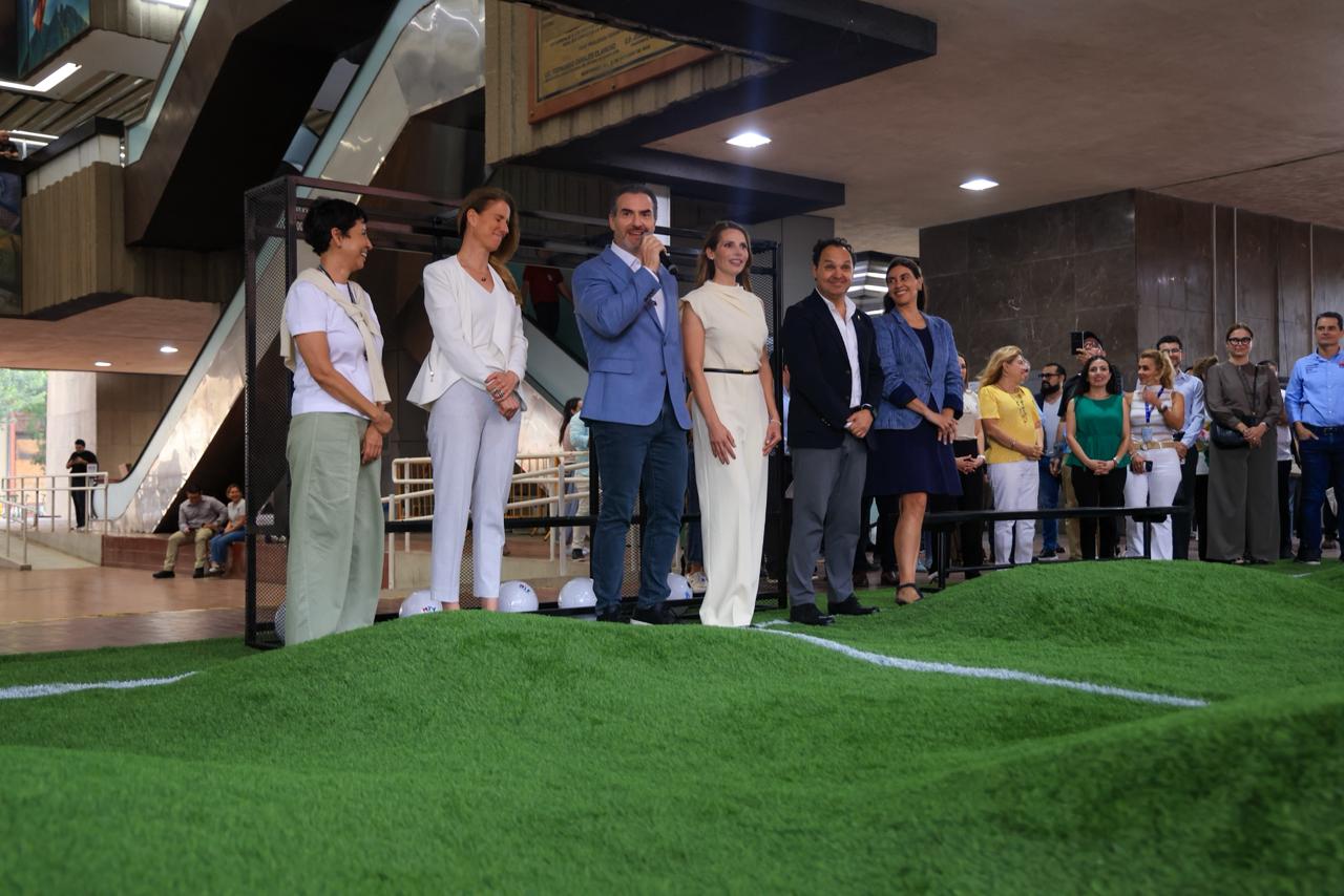 La instalación artística Canchas Desiguales en Monterrey invita a una reflexión sobre la adaptación y el juego.
