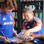 Jugadores de Japón firmaron el álbum de un niño en San Pedro Garza García, generando una emocionante sorpresa para el pequeño.