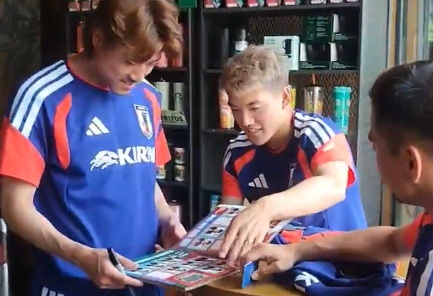 Jugadores de Japón firmaron el álbum de un niño en San Pedro Garza García, generando una emocionante sorpresa para el pequeño.