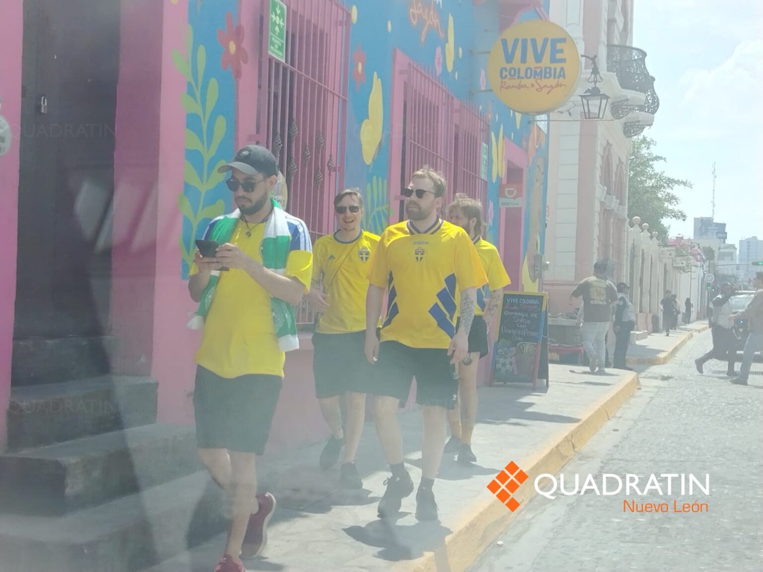 Los aficionados suecos han invadido el Barrio Antiguo disfrutando de la cultura local antes del partido contra Túnez.