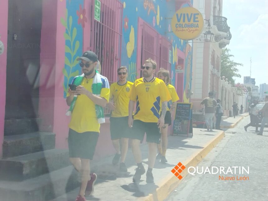 Los aficionados suecos han invadido el Barrio Antiguo disfrutando de la cultura local antes del partido contra Túnez.