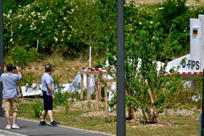 Un grave accidente aéreo en Francia dejó un saldo de once personas fallecidas debido a una avería mecánica en el avión.