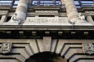 El Banco de México decide pausar los recortes a la tasa de interés a pesar de los retos inflacionarios actuales.