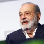 Carlos Slim analiza la realidad económica de Pemex y su impacto en el crecimiento del país en conferencia de prensa.