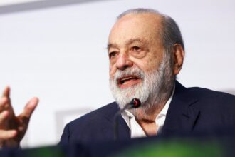 Carlos Slim analiza la realidad económica de Pemex y su impacto en el crecimiento del país en conferencia de prensa.