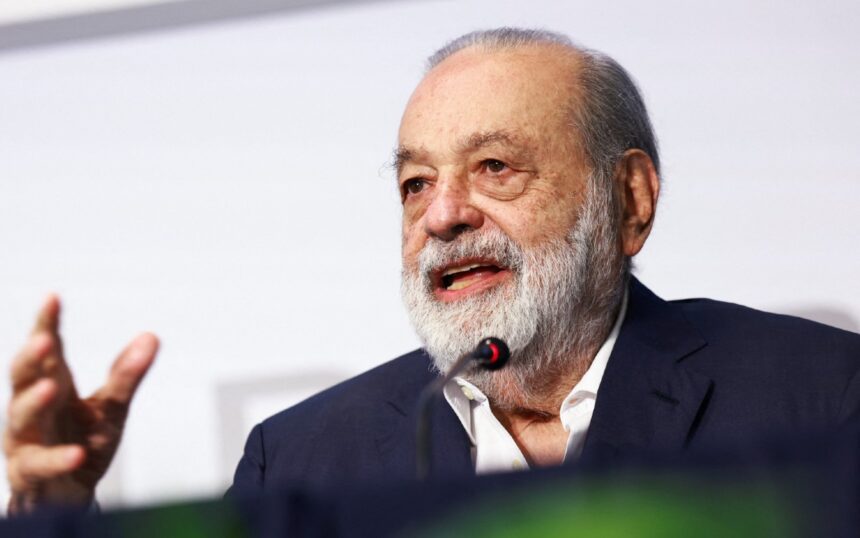 Carlos Slim analiza la realidad económica de Pemex y su impacto en el crecimiento del país en conferencia de prensa.