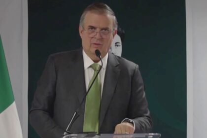 La economía mexicana enfrenta retos en el libre comercio según Ebrard, quien destaca cambios en el panorama global.