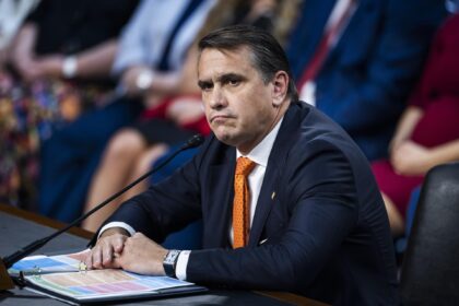 En el Senado, Todd Blanche aborda críticas sobre el caso Epstein, reconociendo fallas y subrayando correcciones realizadas.