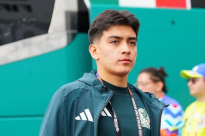 Descubre la historia de Gilberto Mora, el joven talento que está revolucionando el futbol mexicano con su notable récord.