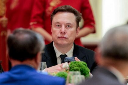 El ascenso de Musk como el primer billonario del mundo impacta el mercado con SpaceX y su nueva dirección en inteligencia artificial.
