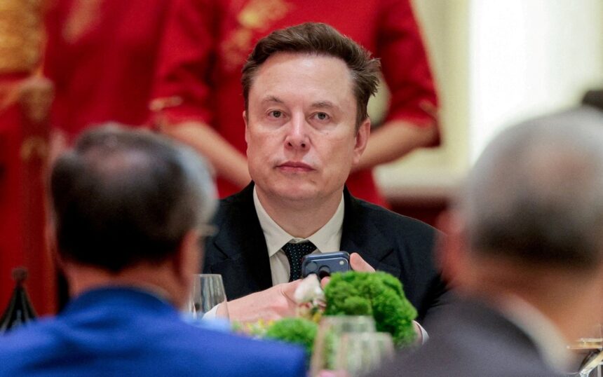 El ascenso de Musk como el primer billonario del mundo impacta el mercado con SpaceX y su nueva dirección en inteligencia artificial.