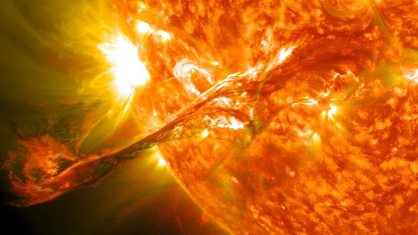Una intensa llamarada solar de categoría X ha puesto en alerta a los especialistas del fenómeno solar, generando preocupación.