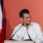 La educación en Nuevo León, bajo la dirección de Miguel Flores, se consolida como referente nacional, centrándose en niños y jóvenes.