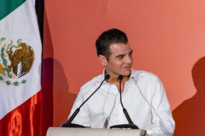 La educación en Nuevo León, bajo la dirección de Miguel Flores, se consolida como referente nacional, centrándose en niños y jóvenes.