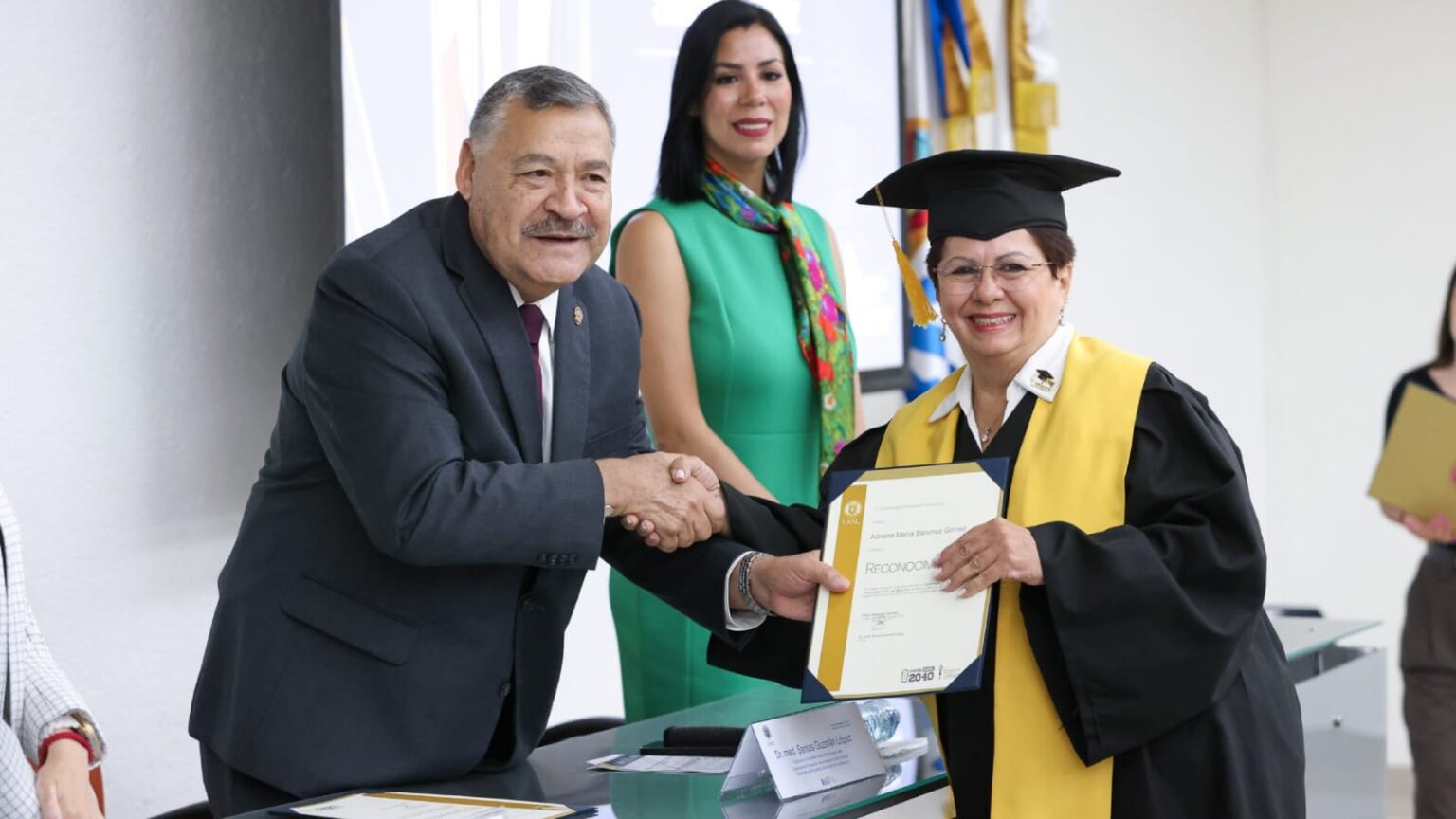 El programa de la UANL celebra la graduación de 26 adultos mayores, consolidando un hito educativo en Nuevo León.
