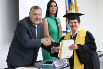 El programa de la UANL celebra la graduación de 26 adultos mayores, consolidando un hito educativo en Nuevo León.