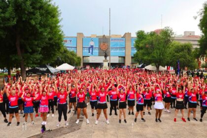 Cerca de mil mujeres se unieron al Baile Fitness en Monterrey para disfrutar de una jornada llena de música y ejercicio al aire libre.