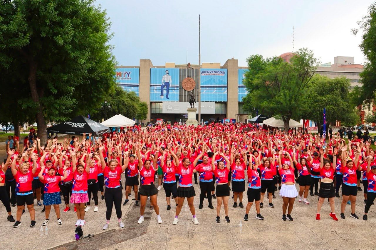 Cerca de mil mujeres se unieron al Baile Fitness en Monterrey para disfrutar de una jornada llena de música y ejercicio al aire libre.