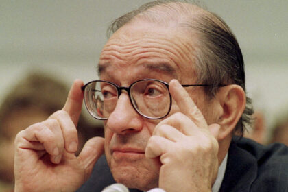 Alan Greenspan, figura clave en la política económica de Estados Unidos, fallece a los cien años dejando un legado complejo.