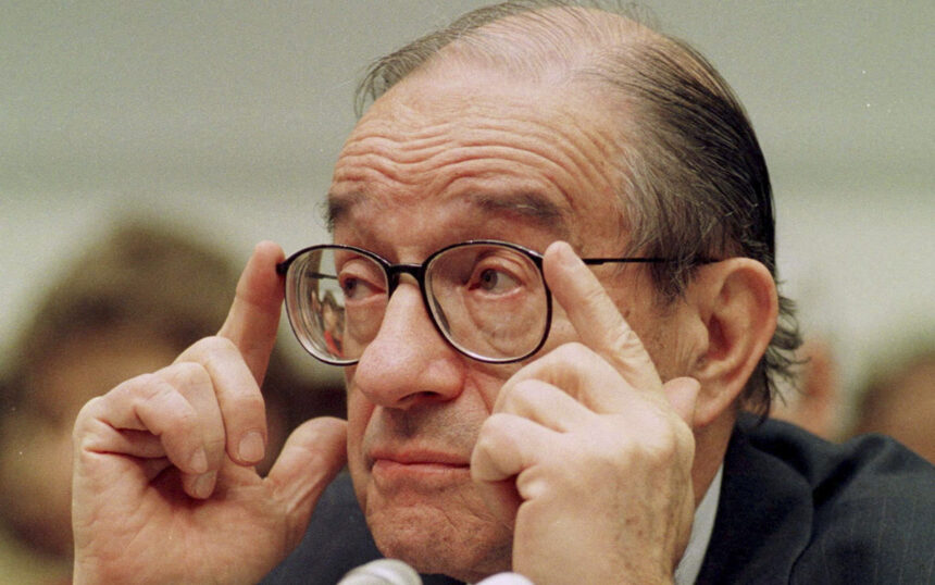 Alan Greenspan, figura clave en la política económica de Estados Unidos, fallece a los cien años dejando un legado complejo.