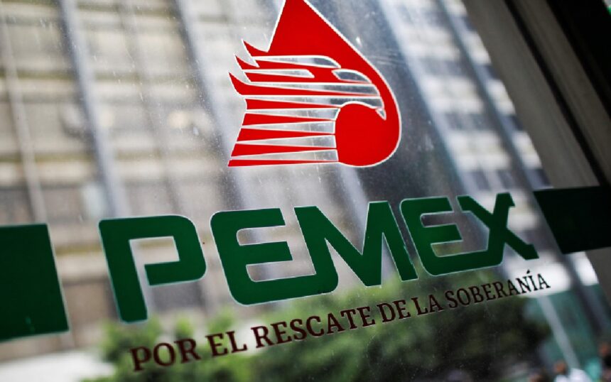 La empresa Pemex rechaza las acusaciones de robo de 100 mil barriles diarios, pero surgen dudas sobre su veracidad.