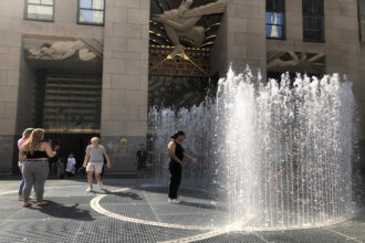La celebración del 250 aniversario de Estados Unidos se verá afectada por temperaturas récord y eventos culturales en el país.