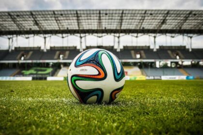 Inglaterra considera apelar la decisión que afecta a su jugador tras el cambio de la FIFA sobre la suspensión.