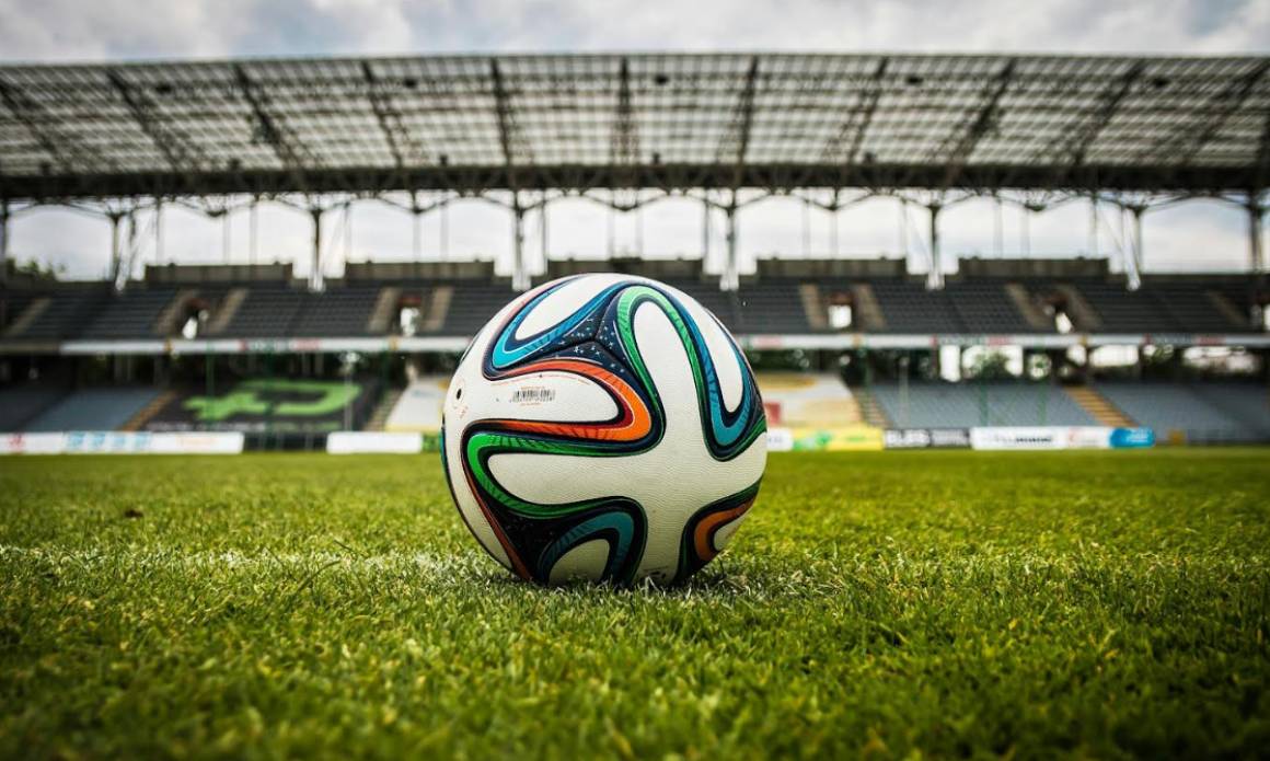 Inglaterra considera apelar la decisión que afecta a su jugador tras el cambio de la FIFA sobre la suspensión.