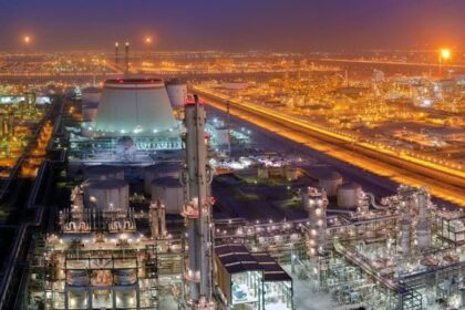 Un helicóptero de la petrolera Aramco se estrella en Arabia Saudita, provocando la muerte de todos sus 14 ocupantes.