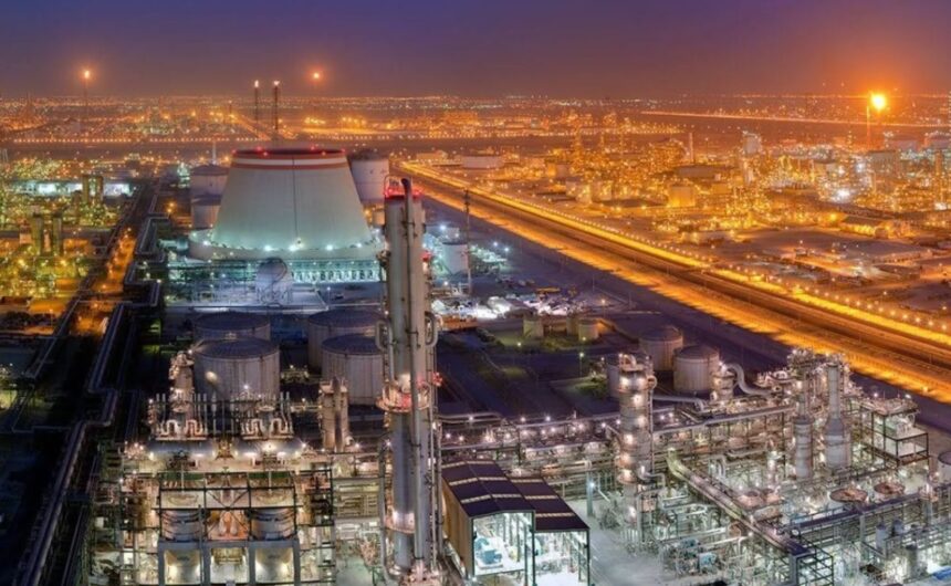 Un helicóptero de la petrolera Aramco se estrella en Arabia Saudita, provocando la muerte de todos sus 14 ocupantes.