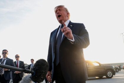 Las negociaciones del T-MEC enfrentan incertidumbre, con Trump mostrando preferencia por no mantener el acuerdo comercial.